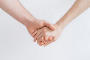 שני אנשים מחזיקים ידיים